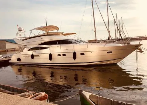 6 Factors to Consider When Chartering a Luxury Yacht for Your Next Holiday